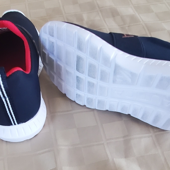 Boy's shoes size 11 - Picture 5 of 7